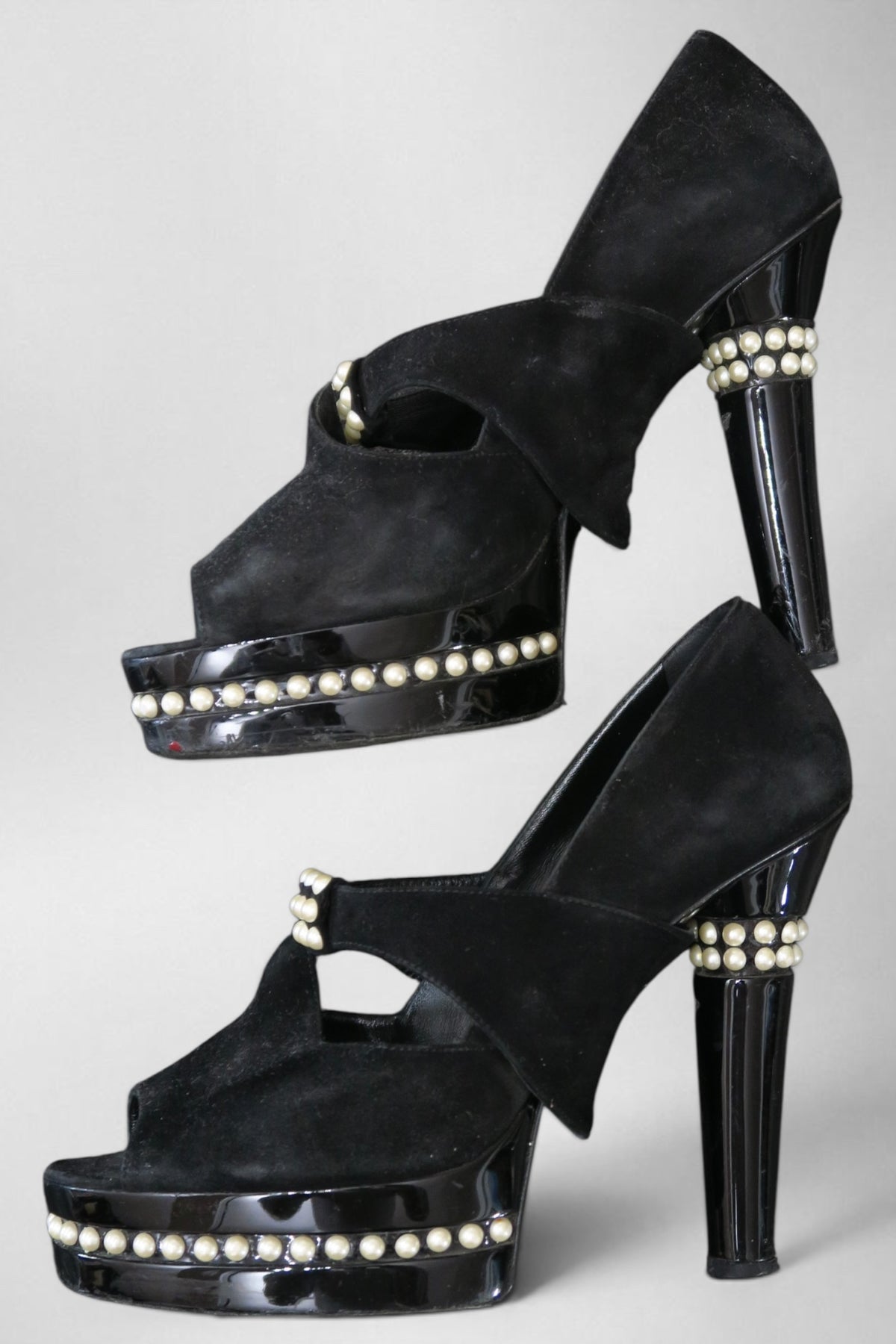 Chanel suede pearls heels size 39