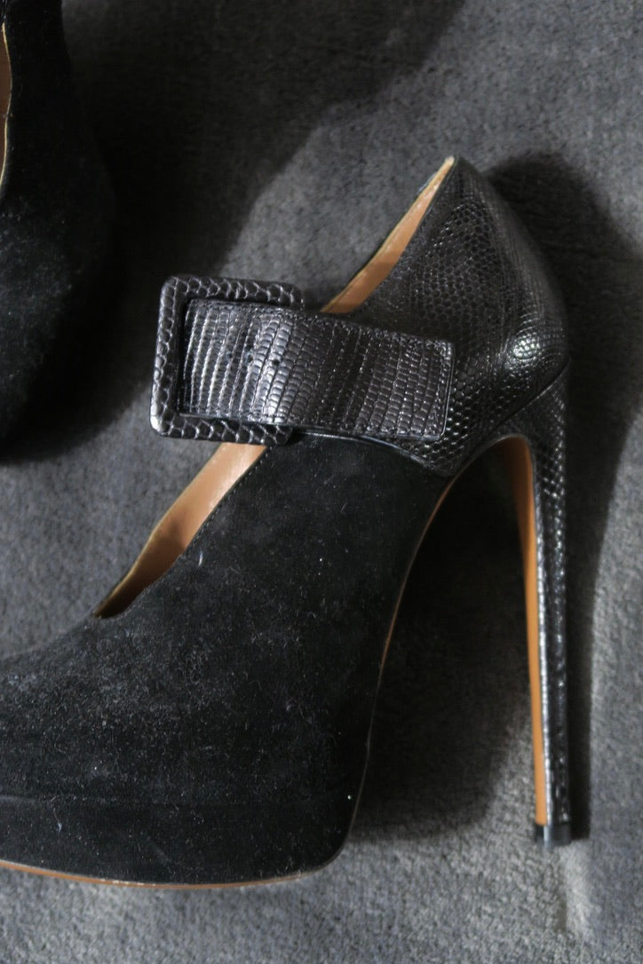 Alaia high heels black suede elegant