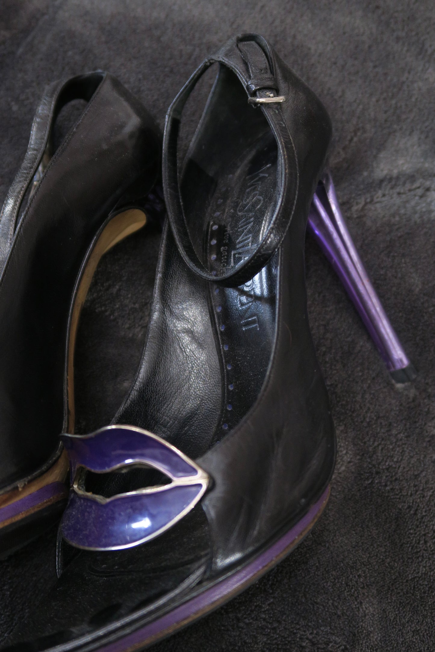 Yves Saint Laurent black leather heels lip design