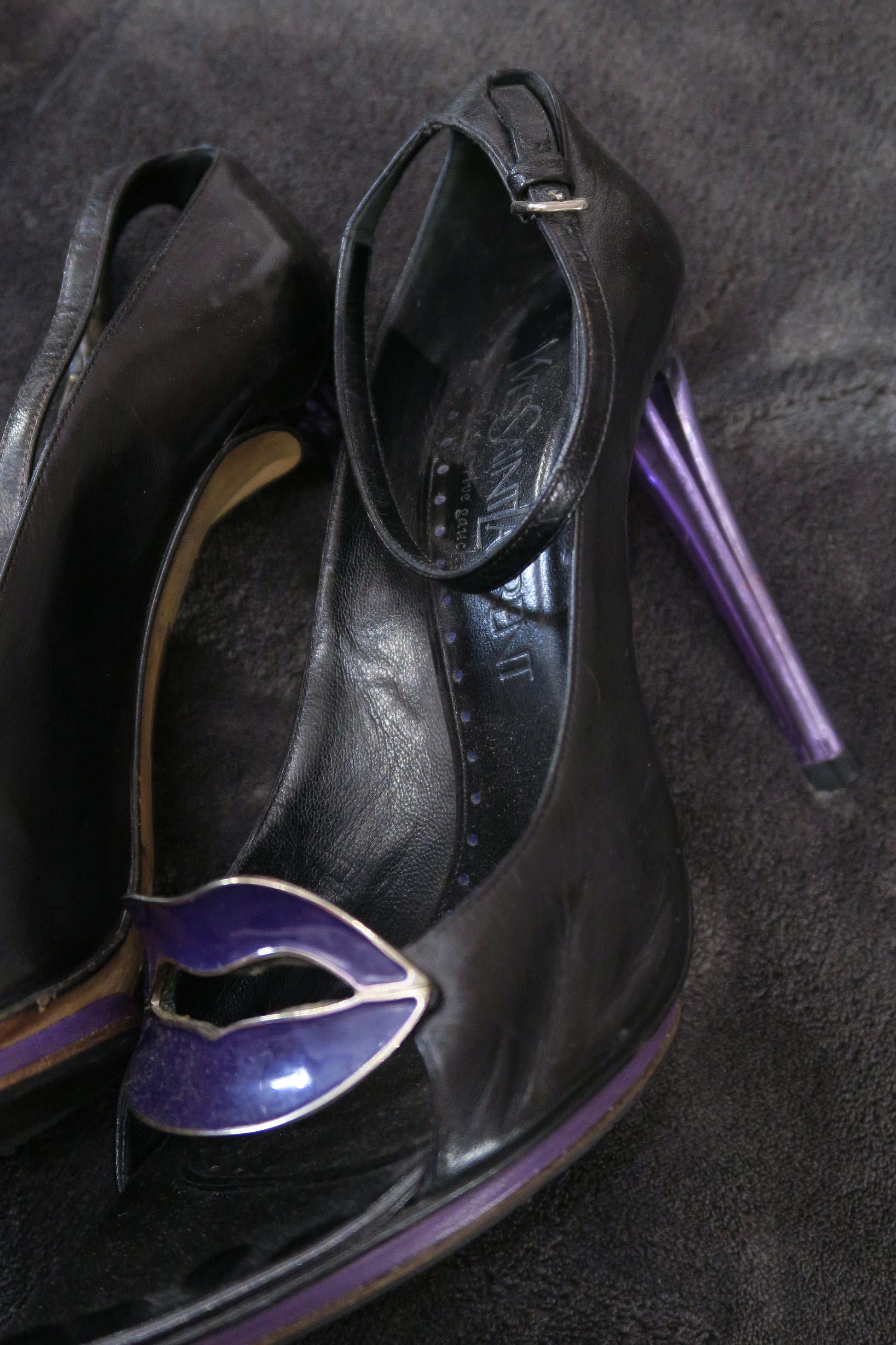 Yves Saint Laurent black leather heels lip design